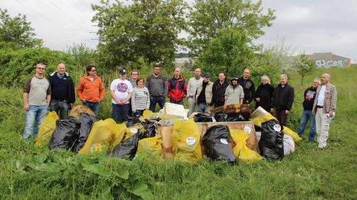 Úklid v rámci loňského projektu Ukliďme Česko 2014