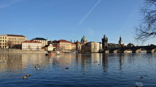 Prohlížet si mostecké věže Karlova mostu můžete i z paluby lodí při vyhlídkových plavbách