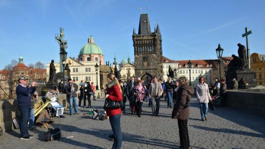 Výzdobu Staroměstské věže ze strany z mostu ostříleli Švédové