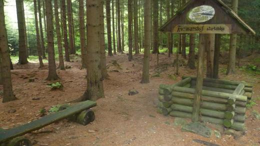 Ke studánce patří i jednoduchá lavička
