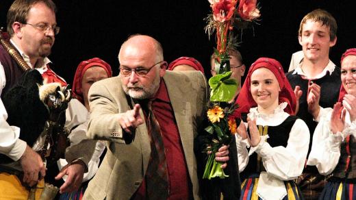 Miloš Vršecký s Plzeňským lidovým souborem Mladina při oslavě 60. narozenin