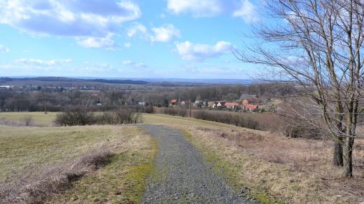 Skotnice na Novojičínsku - pohled do krajiny cestou na Hončovu hůrku