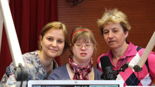 Magda Vaňková s dcerou, vlevo moderátorka Tamara Pecková