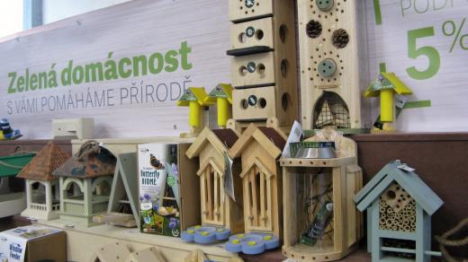 Sortiment různých domečků pro včely a čmeláky