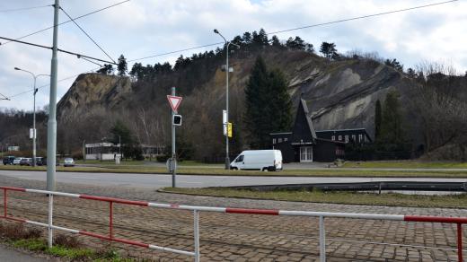 Horniny v levé a pravé části Branických skal vznikly v různých geologických obdobích