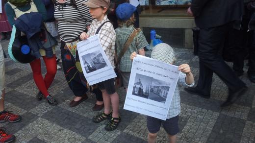 Proti stavbě maršmelounu protestovaly i děti