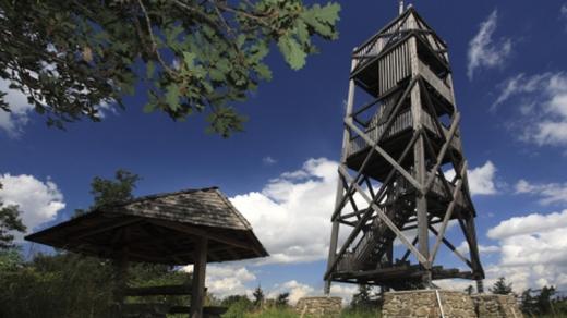 Rozhledna Ježník stojí nad Krnovem na vrchu Vyhlídka 