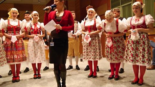 Chodský soubor Mrákov ve studiu Českého rozhlasu Plzeň při natáčení pořadu U muziky s Plzeňáky