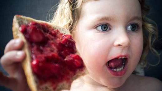 marmeláda, džem, chleba s marmeládou, dítě, snídaně, svačina