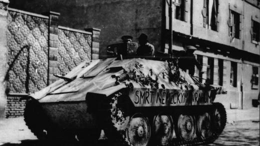 Povstalci na ukořistěné samohybce Hetzer v Radhošťské ulici na pražských Vinohradech