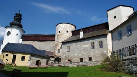 Hradní křídlo z nádvoří