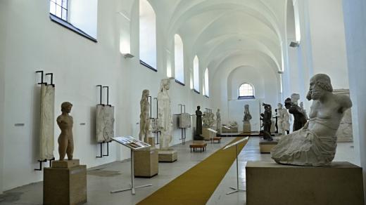 Repliky antických soch v Hostinném