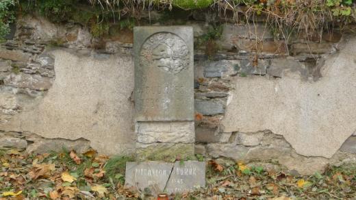 Náhrobek Miroslava Dvořáka ve Štěpánově nad Svratkou