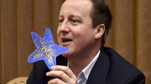 Současný premiér David Cameron, vůdce konzervativců, slibuje referendum o vystoupení země z Evropské unie, pokud bude 