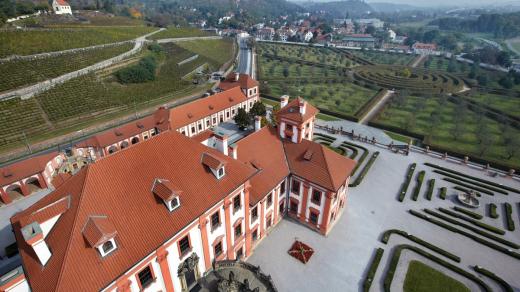 Zámek, zahrada, štěpnice a bludiště