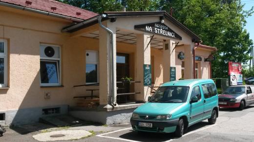 Budova původní střelnice ve Frenštátě pod Radhoštěm dnes slouží jako hospoda, která se alespoň svým názvem hlásí ke svému původnímu účelu