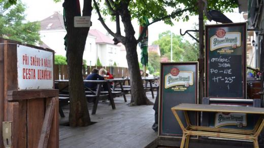 Ve Strašnicích, jako na mnoha dalších místech, se sedí pod kaštany