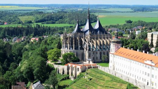 Pohled z lešení věže kostela svatého Jakuba na chrám svaté Barbory