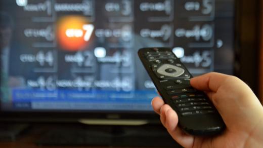 Televize, dálkový ovladač, ovládání, vysílání, přepínání programů, kanálů (ilustrační foto)
