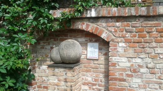 Socha zachycuje vinnou kvasinku ve stadiu dělení