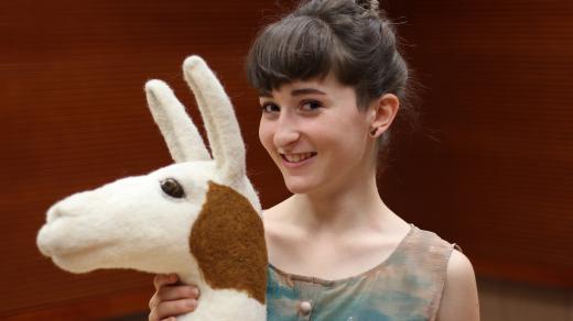 Eliška Hanušová s plyšovou hlavou, podle které modelují klobouky
