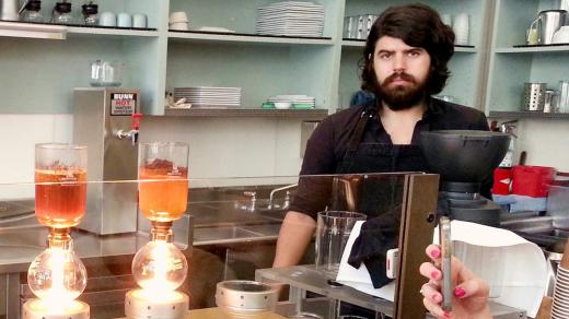 Znudění zaměstnanci, kavárna, barista, nuda