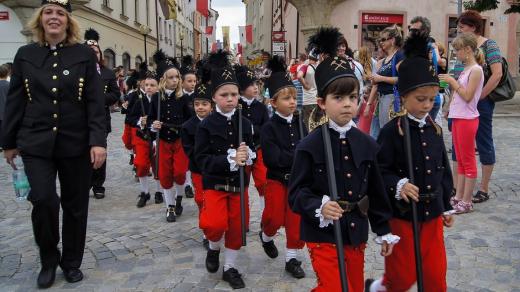 Jihlavský havířský průvod při pochodu centrem města