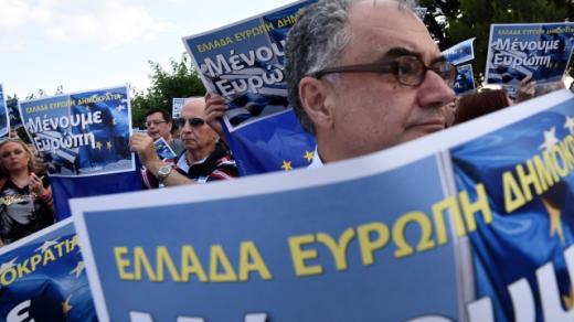 Řecká občanská společnost na demonstracích apeluje na zbylý politický rozum a vyzývá tamní vládu, aby zemi neuvrhla do propasti