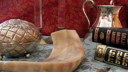 Liturgické předměty judaismu: šabatové svícny, pouzdro na etrog, šofar, ukazovátko pro čtení z Tóry, Chumaš a Tanach a konvička na umývání rukou