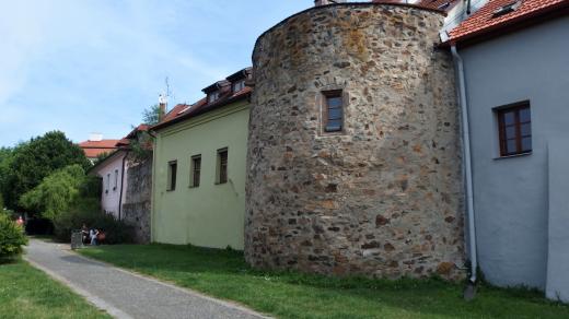 Hradební parkán přímo zve k odpočinku 