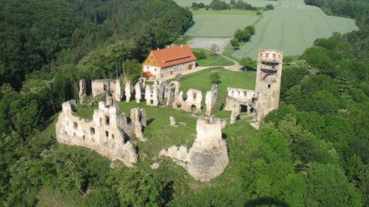Letecký pohled na zříceninu Zvířetice, patrná je vyhlídka ve věži, kam je možné vystoupat po dřevěných schodech
