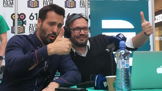 Vašek Noid Bárta při živém vysílání pořadu Na pohovce Jožky Kubáníka na Zlín Film Festivalu 2021