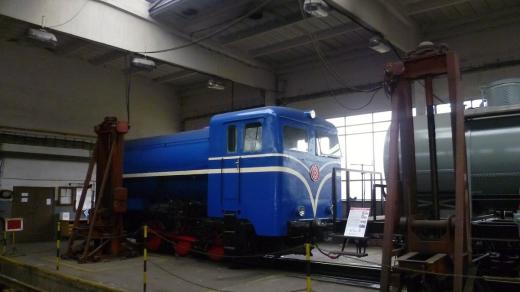 Zajímavé kousky jsou k vidění už v hlavní hale depa. Samotná expozice je v patře