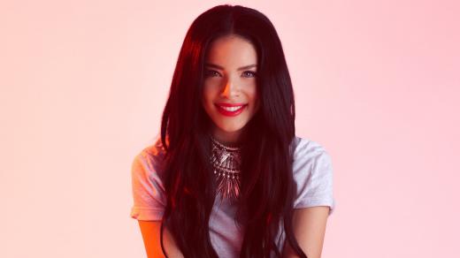 Fiktivní zpěvačka Lucia Cole používala fotky modelky Reese Cromwell (screenshot z videa pro MTV FORA)