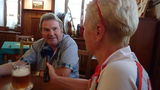 Vnuk spisovatele Jaroslava Haška v hostinci U České koruny s autorkou pořadu Dámská jízda Mirkou Nezvalovou