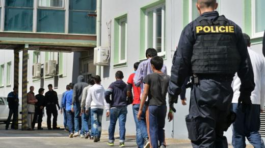 Uprchlíci zadržení na dálnici D5 by měli dostat možnost azylu