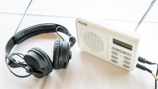 Zástupci Českého rozhlasu a Českých Radiokomunikací společně zahájili experimentální digitální vysílání DAB Praha