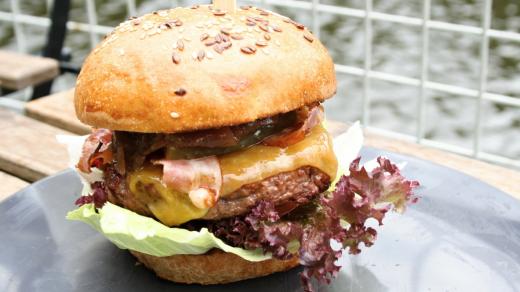 Burgr z hovězího krku