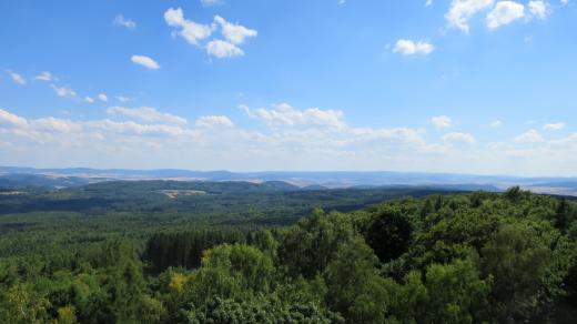 Výhled na celou CHKO Křivoklátsko, v dálce jsou vidět Brdy