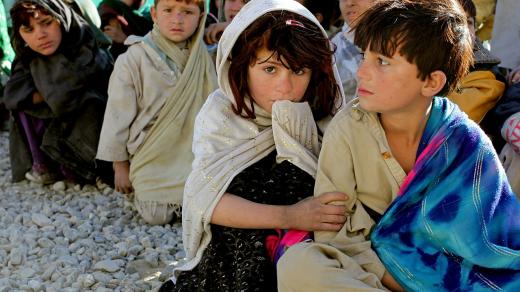 Země má vysokou porodnost a tlak na trh práce je enormní. Emigranti se pak protloukají Německem, a když jim tam povolení k pobytu vyprší, tlačí se do Švédska či Finska.