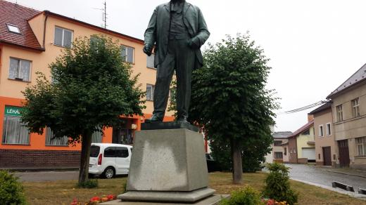 Pomník Mikoláše Alše v Miroticích