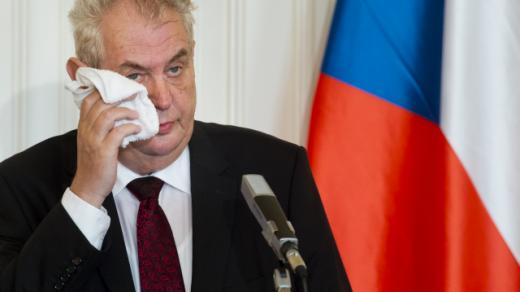 Neustále si čelo otírající Zeman vysvobodil sám sebe i některé vedrem omdlévající novináře po čtyřiceti minutách, když mu prvou polovinu tohoto času zabral úvodní proslov