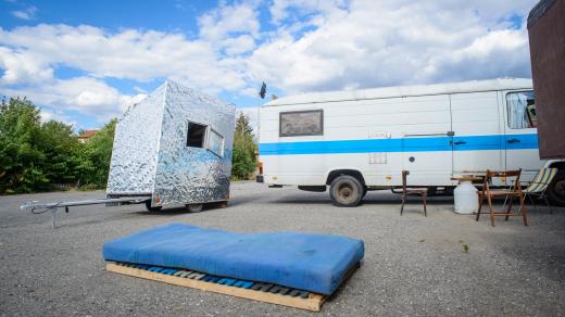 Mobilní domeček z recyklovaného plechu od sochaře Pavla Karouse 