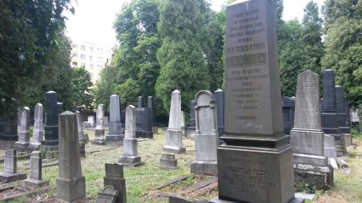 Židovský hřbitov leží v těsné blízkosti panelového sídliště
