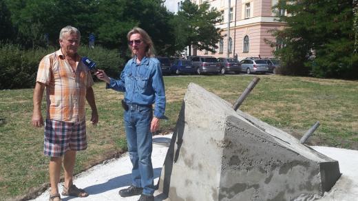 Vladimír Vopalecký s redaktorem Zdeňkem Zajíčkem u základu pomníku letcům RAF