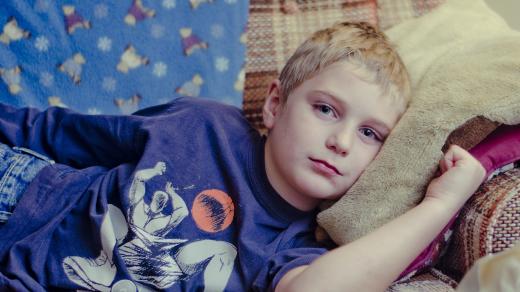 nemocné dítě, nemoc, dítě v posteli, smutné dítě