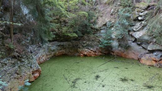 Lom je nyná zatopen vodou