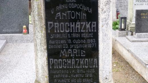 Náhrobek rodiny Procházkových v Telči