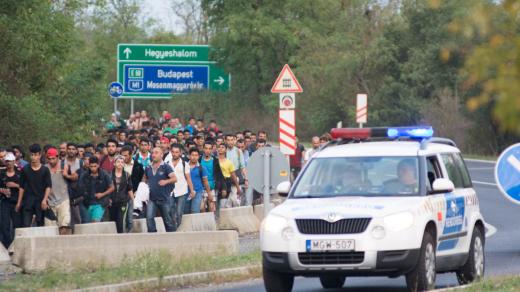 Vlna uprchlíků se za dohledu policie blíží k hraničnímu přechodu Hegyeshalom