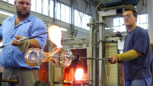 Skláři v Preciose Lighting v Kamenickém Šenově